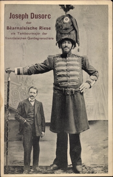 Postcard Joseph Dusorc the Bearnaisian giant as drum major of fr. Guard Grenadiers