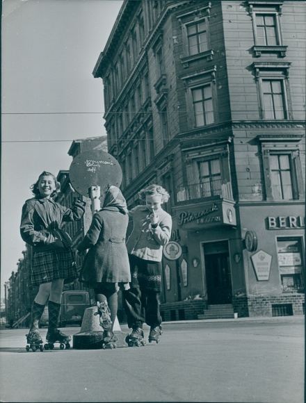 Photo Berlin Kreuzberg, lot in the Großbeerenstraße, girls on roller skates, 1953