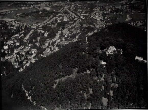 Ak Bad Harzburg am Harz, Blick auf  im Hintergrund der bewaldete Burgberg