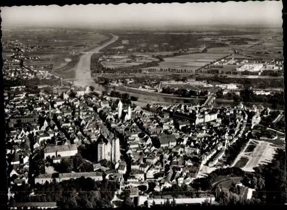Ak Ingolstadt an der Donau Oberbayern, Luftaufnahme von  Fluss, Stadtansicht,  Gebäude