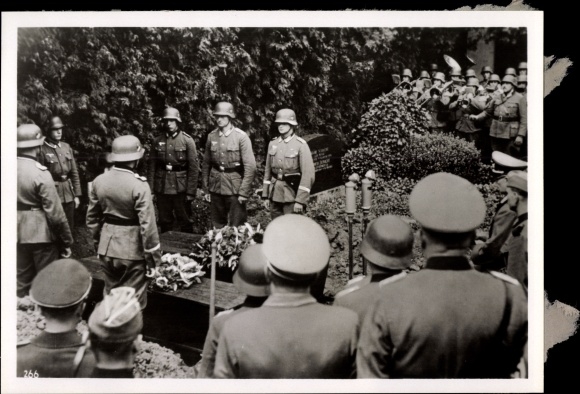 Photo H. Hoffmann, Saarbrücken in Saarland, burial with military honors in the cemetery, 1939