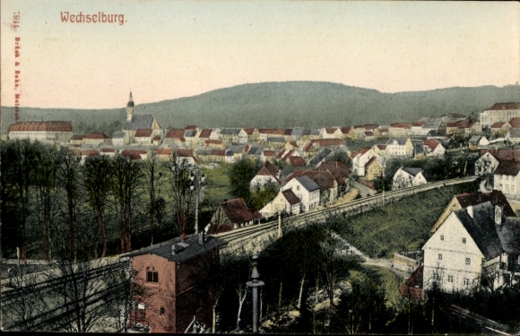 Ak Wechselburg in Sachsen, Landschaft mit Häusern und Kirche, sanfte Hügel im Hintergrund