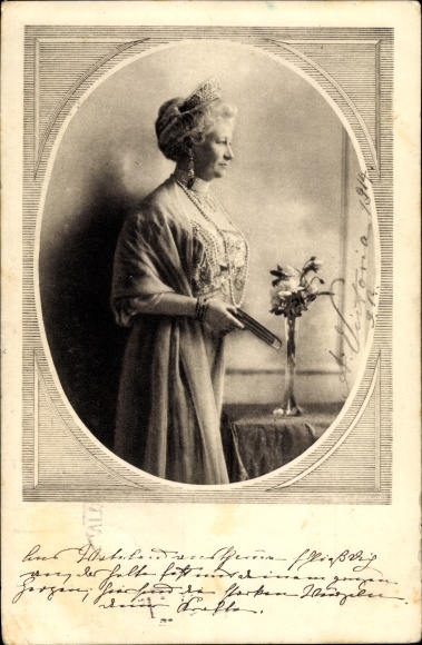 Ak Kaiserin Auguste Viktoria, Standportrait, Perlenkette, Fächer, Krone,Vaterländischer Frauenverein