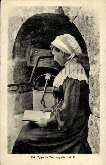 PC Tourangelles Indre et Loire, woman reading, fountain, bucket