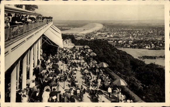 KP Vienna 19. Döbling Kahlenbergerdorf, widok z Kahlenberg, taras, dużo ludzi, parasol