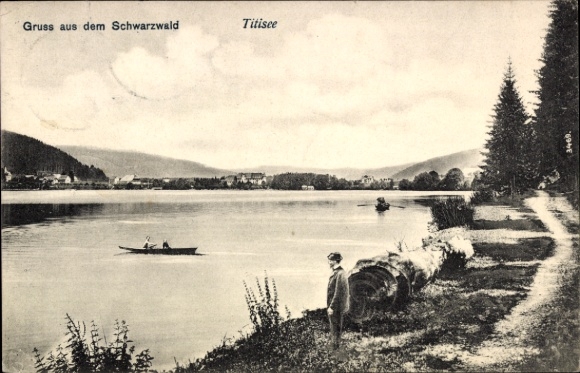 Ak Titisee Neustadt im Breisgau Hochschwarzwald, See mit Boot, Mann am Ufer, Wald, Berge im Hinte