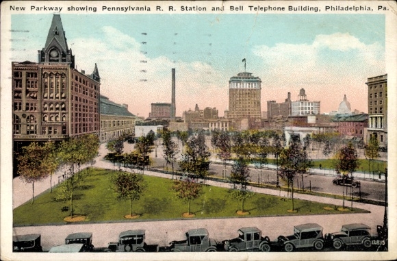 Ak Philadelphia Pennsylvania USA, New Parkway toont Pennsylvania RR Station