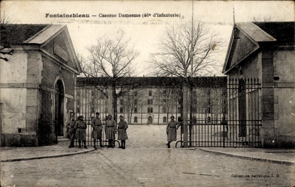 Ak Fontainebleau Seine et Marne, Tor zur Kaserne Damesme, Soldaten in Uniform, Bäume im Hintergru