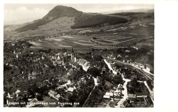 Ak Engen im Hegau, Panorama, Hohenhöwen, Fliegeraufnahme
