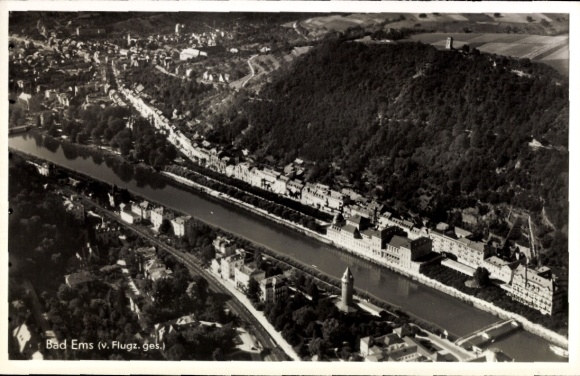 Ak Bad Ems an der Lahn, Luftaufnahme von  Fluss, Gebäude, Bäume, Berg