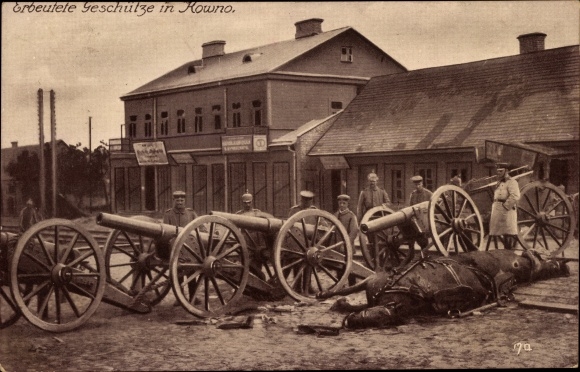 Postcard Kaunas Kowno Kauen Lithuania, captured guns, German soldiers, dead horse, WW1