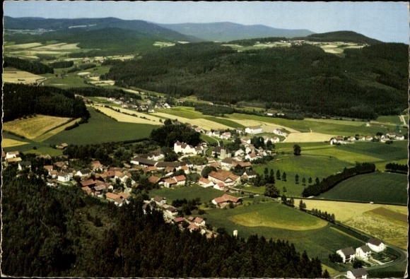 Ak Waffenbrunn in der Oberpfalz, Landschaftsaufnahme, dorfähnliche Siedlung, grüne Felder, Berge