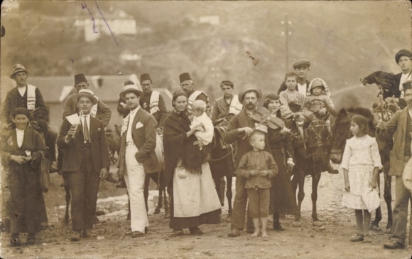 Photo Postcard Bulgaria, people in folk costumes