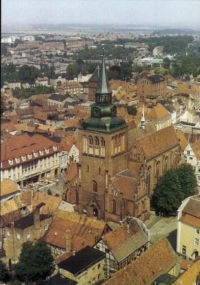 Ak Güstrow in Mecklenburg, Luftaufnahme, Pfarrkirche St. Marien