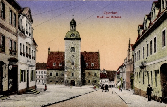 Ak Querfurt im Saalekreis, Markt mit Rathaus,  Architektur, stimmungsvolle Farbgebung