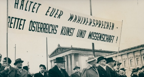 Photo Max Schirner Berlin, Vienna, mass rally d. intellectual worker, Prof. Dr. Schönbauer, Bleibtreu