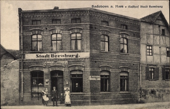 Ak Badeborn Ballenstedt im Harz, Gasthof Stadt Bernburg,  Architektur, 2 Personen, Schriftzug