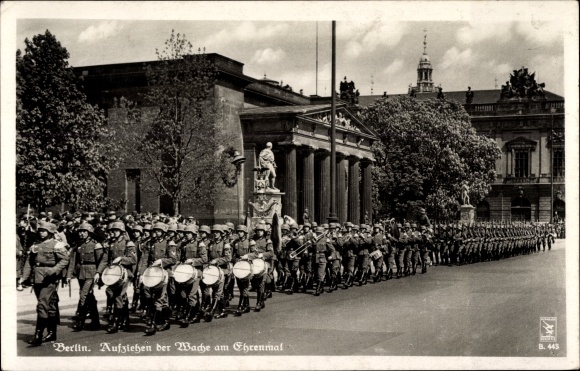 Postcard Berlin, raising the guard at the memorial, Unter den Linden, handle B 445