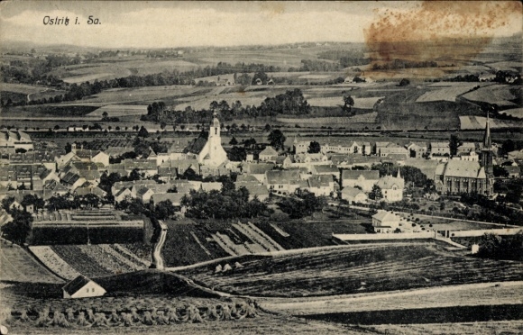 Ak Ostritz in der Oberlausitz, Gesamtansicht, Kirchen