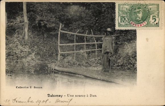 Ak Dahomey Benin, Mann am Wasser, Holzbrücke, ländliche Umgebung
