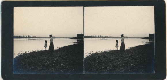 Stereo photo Neuvy-sur-Loire Nièvre, woman and girl on the river bank, 1905