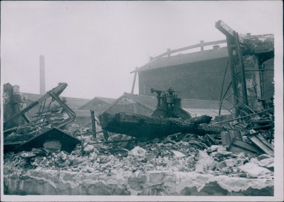Foto Clichy Hauts de Seine, Zerstörungen am Ort, Brandkatastrophe