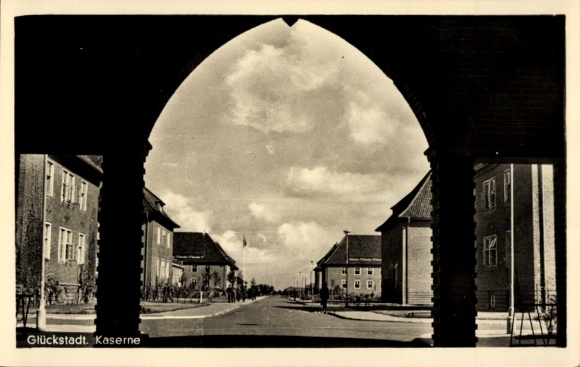 Ak Glückstadt Kreis Steinburg, Blick vom Torbogen auf Kaserne