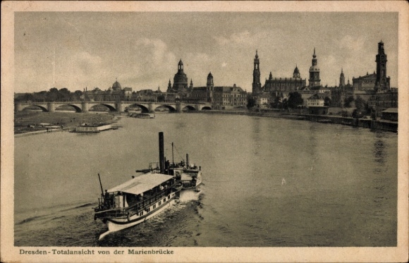 Ak Dresden Altstadt,  Totalansicht von der Marienbrücke, Fluss mit Booten,  Gebäude