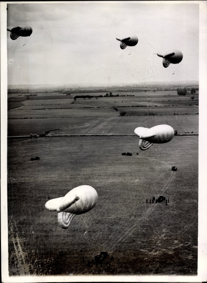 Photo Ring of automatically directed balloons connected by a network of cables, Cardington