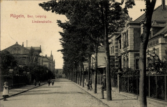 Postcard Mügeln (Leipzig district) Saxony, Leipzig district, Lindenstraße, trees, houses, child