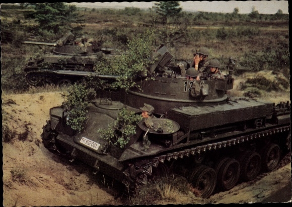 Postcard Deutsche Bundeswehr, anti-aircraft tanks in position, Y 302 061, German soldiers