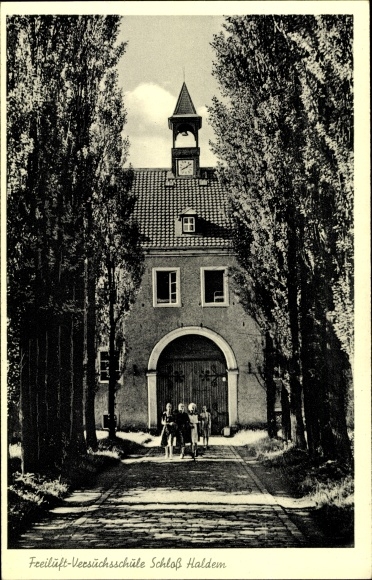 Postcard Haldem Stemwede in Ostwestfalen Lippe, open-air experimental school, castle