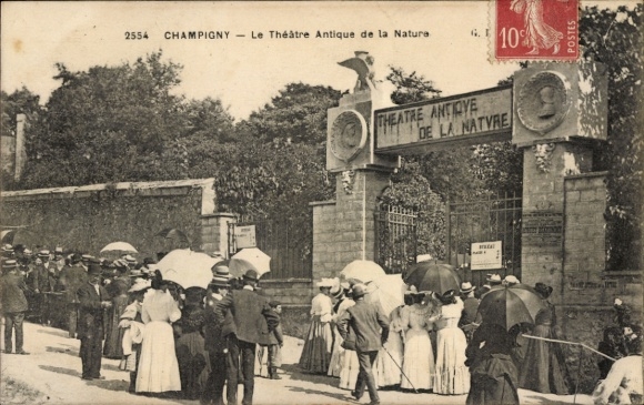 Ak Champigny sur Marne Val de Marne, Theater, Menschen mit Regenschirmen,  Architektur, nmotiv