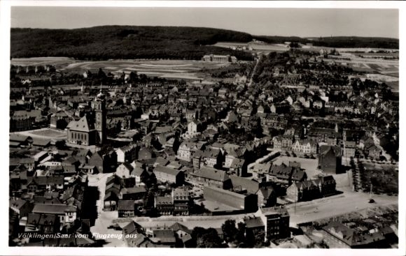 Ak Völklingen im Saarland, Luftaufnahme, Stadtansicht, Häuser, Kirche,  Saar