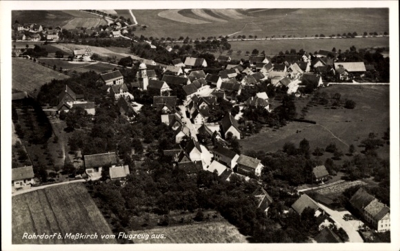 Ak Rohrdorf Meßkirch in Opper-Zwaben Baden, luchtfoto van Rohrdorf, huizen, velden, landschap