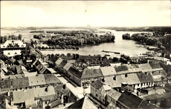 Ak Templin in der Uckermark, Blick auf  Landschaft mit Fluss, Häuseransicht, Schwarz-Weiß-Foto