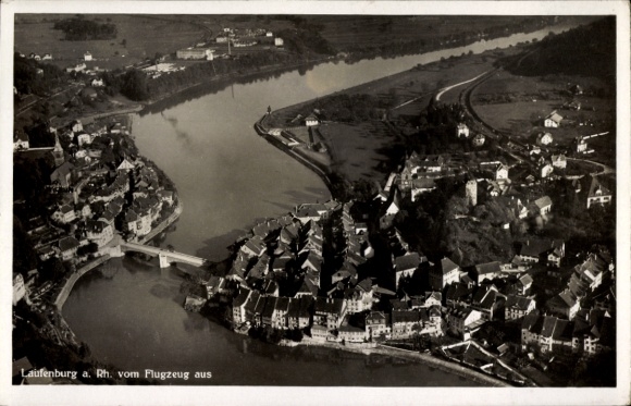 Ak Laufenburg am Hochrhein, Flugaufnahme von  Rhein, Landschaft, Architektur, Fluss