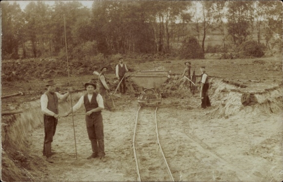 Foto Ak Baustelle, Verlegen der Bahnschienen