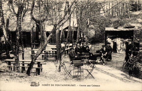 Ak Fontainebleau Seine et Marne, Garten mit Bänken, Menschen in n Kleidern, Grotte aux Cristaux