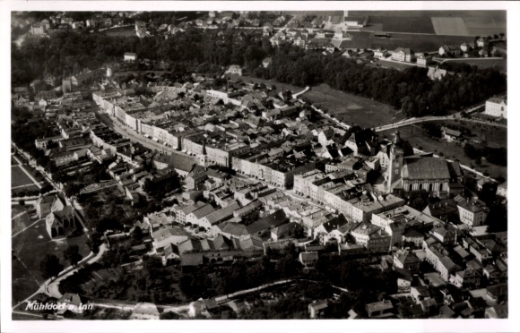 Ak Mühldorf am Inn Oberbayern, Luftaufnahme der Stadt,  Architektur, Landschaft, keine Personen