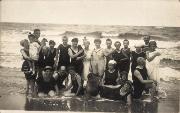 Photo Postcard bathers on the beach, group photo, swimwear