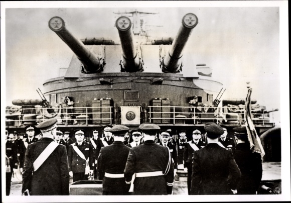 Foto Hoffmann, Auszeichnung für italienische Marineoffiziere, April 1942, italienisches Kriegsschiff