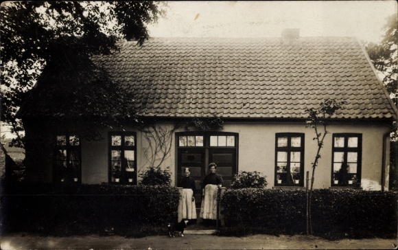 Photo Postcard Augustfehn Apen in Oldenburg Ammerland, two women in front of a residential building