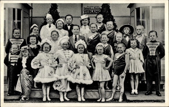 PC CH Schäfer's Circus City Liliput, costumes, group photo