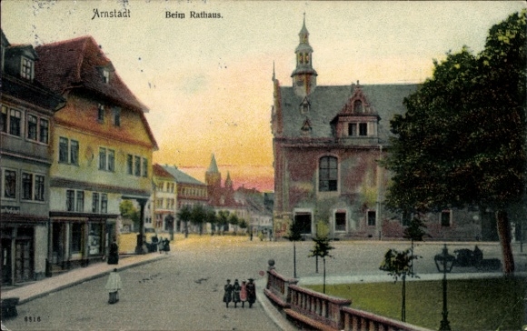 Ak Arnstadt Thüringen, Straßenpartie mit Blick auf das Rathaus