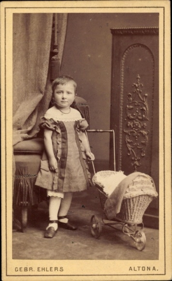 CdV Kinderportrait, Mädchen mit Puppenwagen