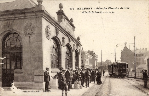 Postcard Belfort Beffert Beffort Territoire de Belfort, station building, train moving, waiting...