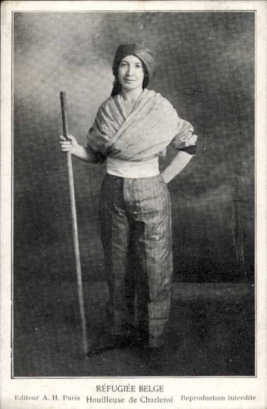 Postcard Réfugiée Belge, Houilleuse de Charleroi, femme, traditional costumes Belgium