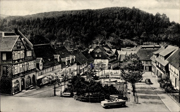 Ak Lautenthal Langelsheim im Oberharz, Marktplatz mit Brunnen, Auto, Cabrio