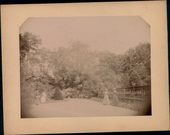 Photo Hannover Linden, Von-Alten-Park, Damen, ca. 1890, photographer H. Brandes, Ricklingerstraße